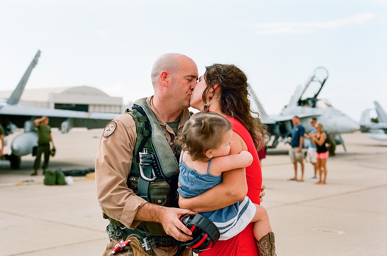 USMC pilot homecoming at MCAS Miramar by San Diego portrait photographer Lauren Nygard