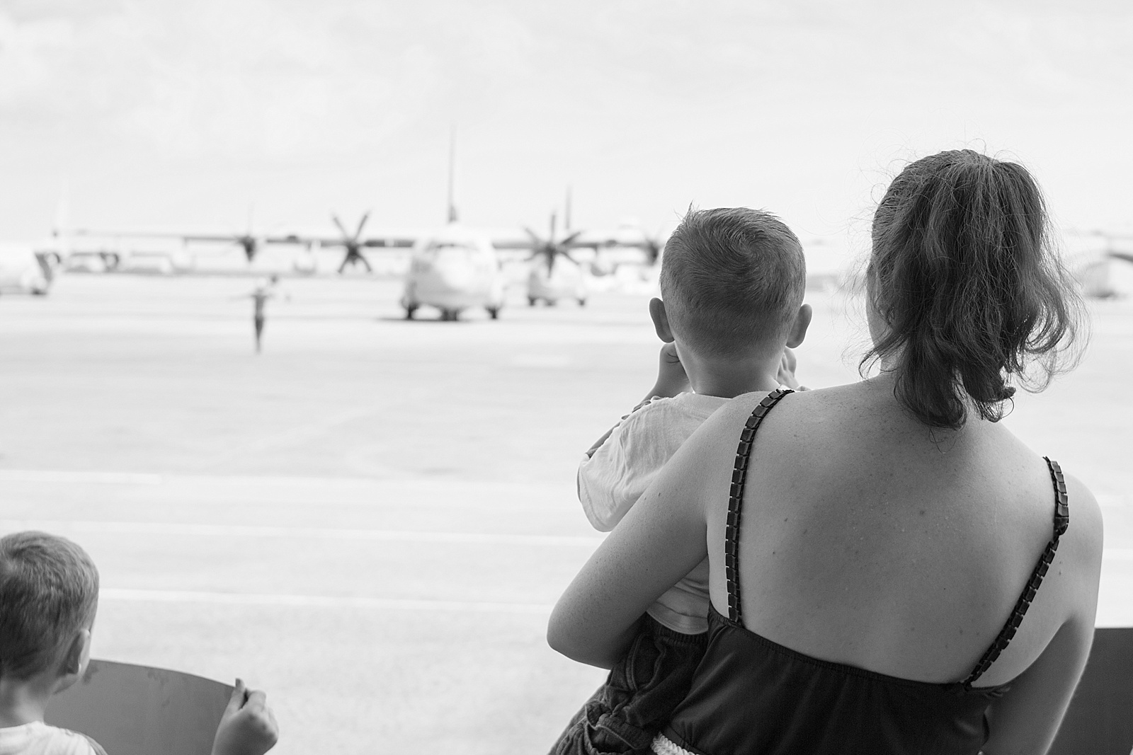 Marine Corps C130 homecoming photography at MCAS Cherry Point from North Carolina portrait photographer Lauren Nygard