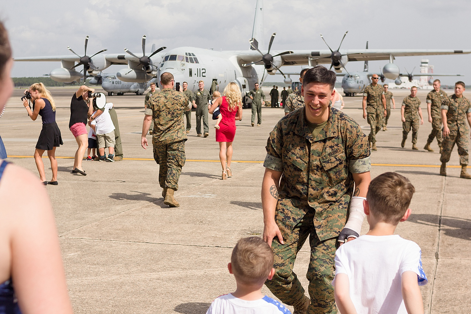 Marine Corps C-130 homecoming photography at MCAS Cherry Point from North Carolina portrait photographer Lauren Nygard