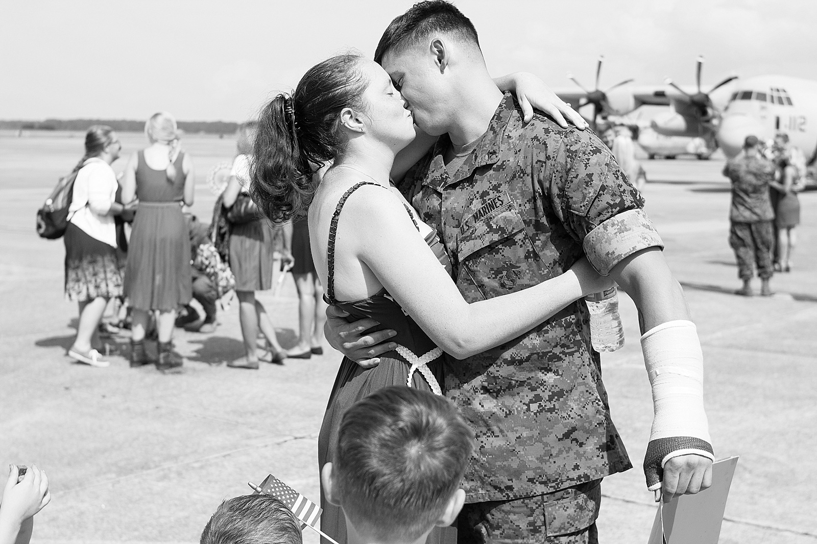 USMC C-130 homecoming photography at MCAS Cherry Point hangar from North Carolina portrait photographer Lauren Nygard